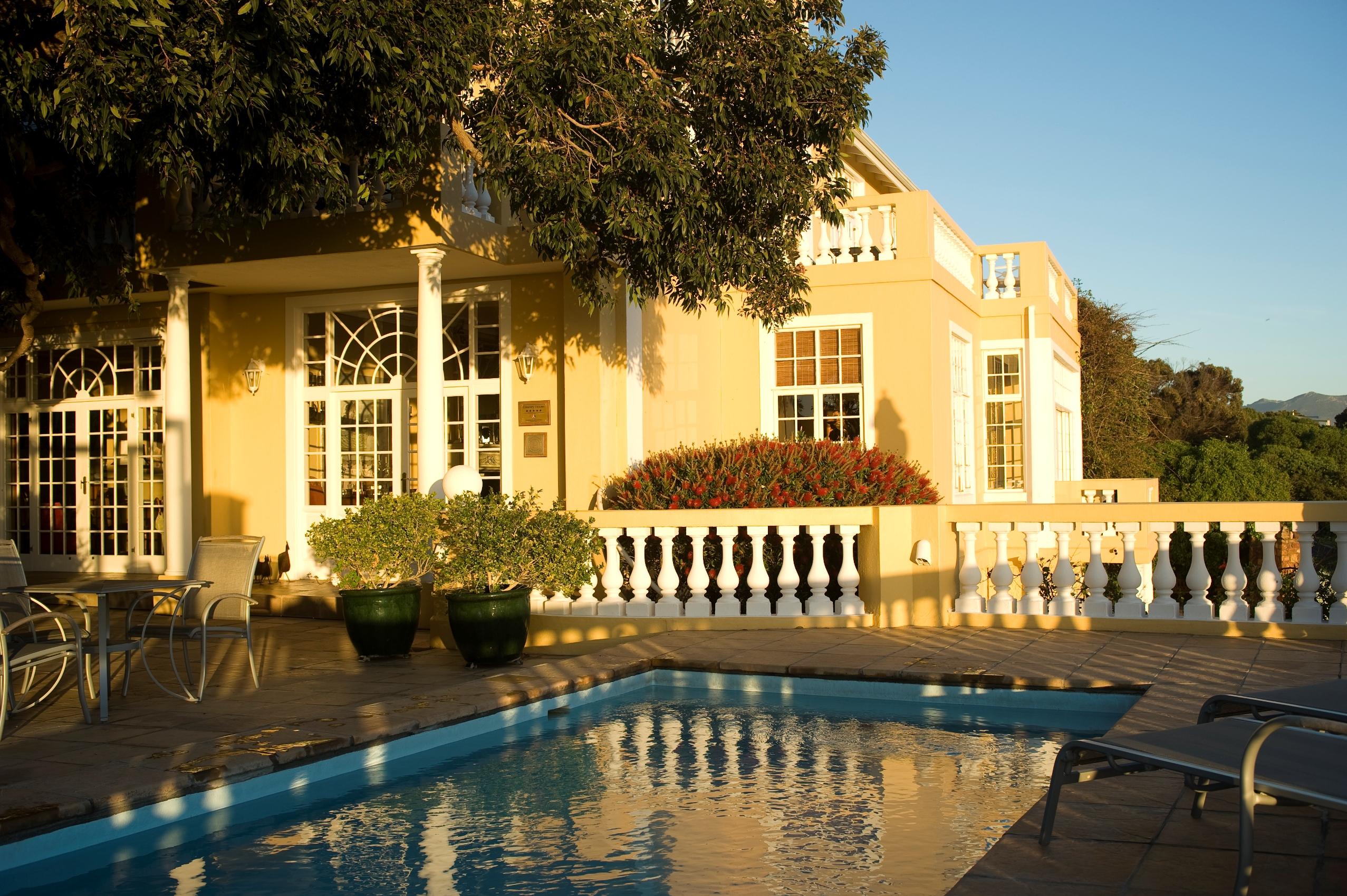 Colona Castle Hotel Lakeside Exterior photo