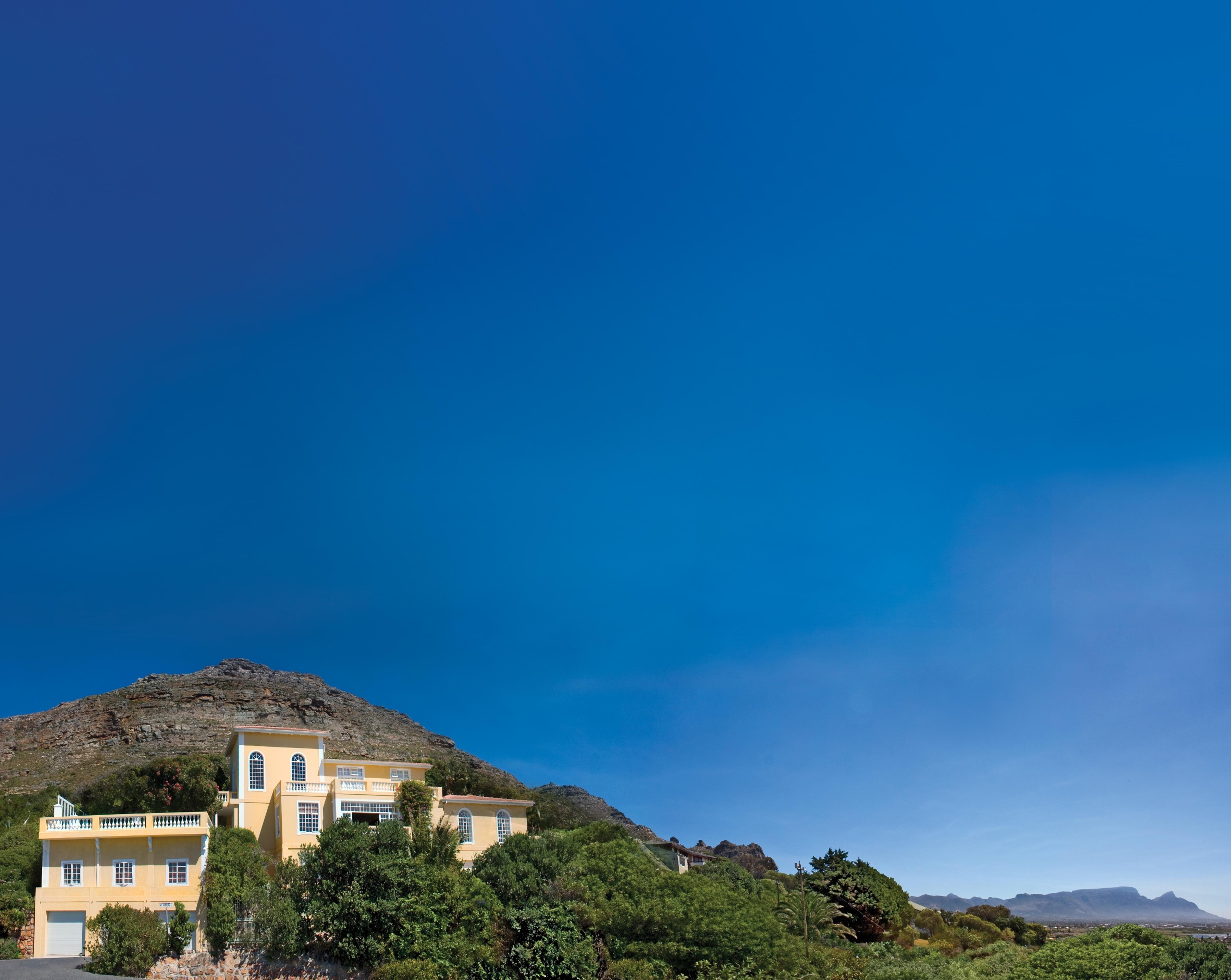 Colona Castle Hotel Lakeside Exterior photo